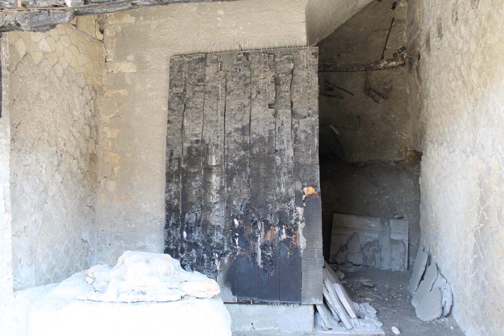 Decumanus Maximus, Herculaneum. March 2014. Detail from inside doorway numbered 4.
Foto Annette Haug, ERC Grant 681269 DÉCOR.